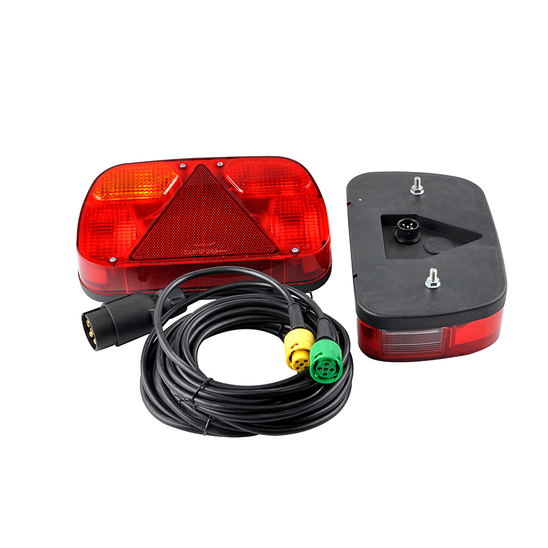 When the trailer lamp fails while towing, how can I ensure driving safety?
